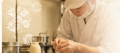 お菓子を仕上げる職人
